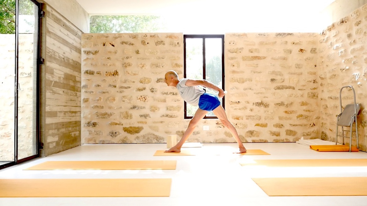 לשחרר את הנוקשות ולפתוח את הכתפיים